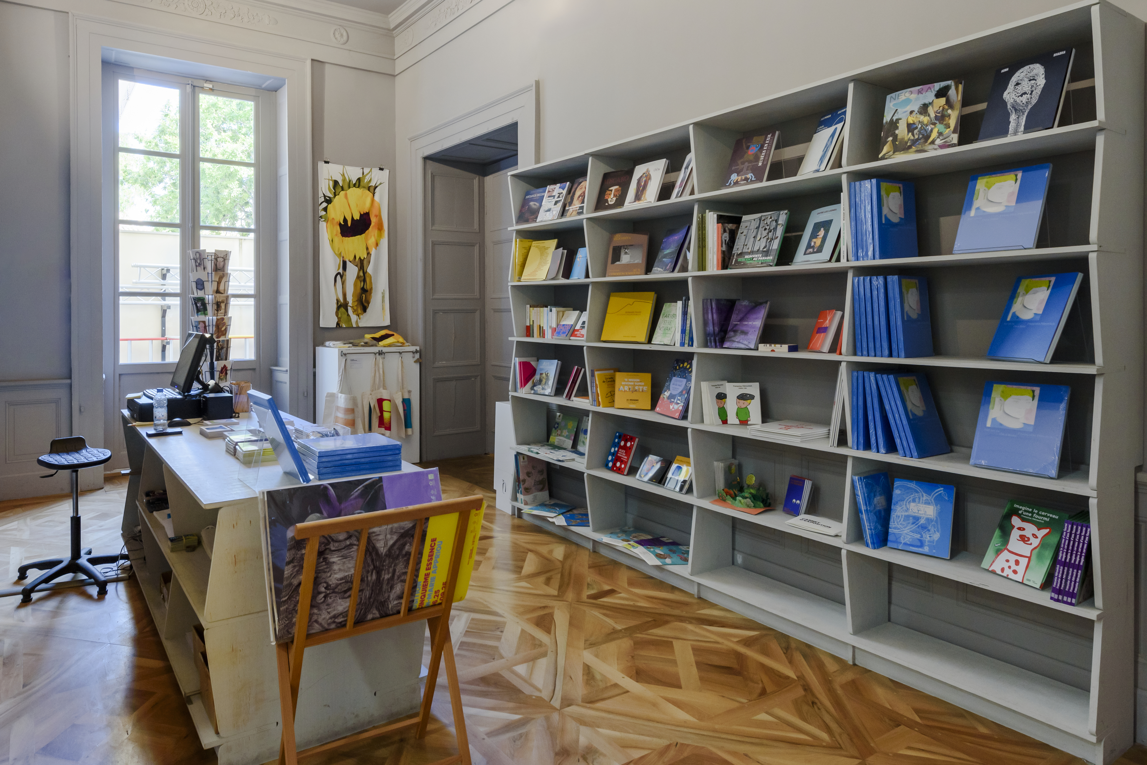 La librairie-boutique du MO.CO.