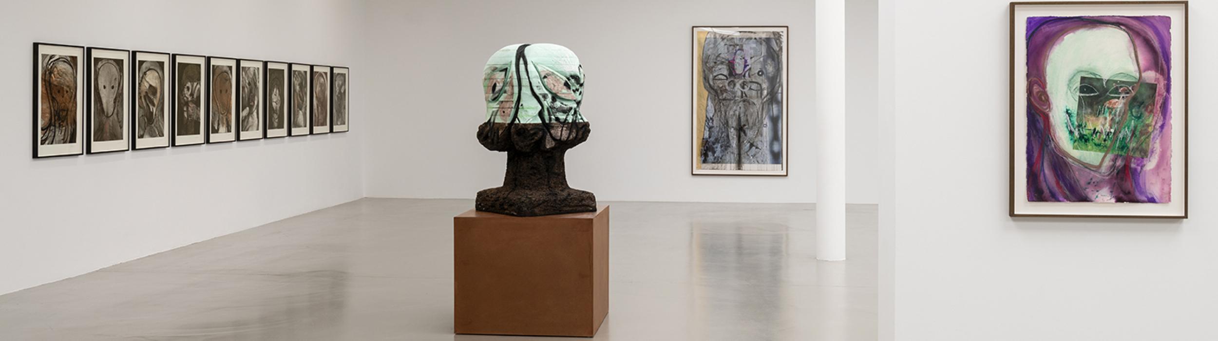 Vue d’exposition, « Huma Bhabha. Une mouche est apparue, et disparut », MO.CO., Montpellier, 2023. © Huma Bhabha. Courtesy de l’artiste, Xavier Hufkens, Bruxelles ; David Kordansky Gallery ; David Zwirner. Photo : Marc Domage