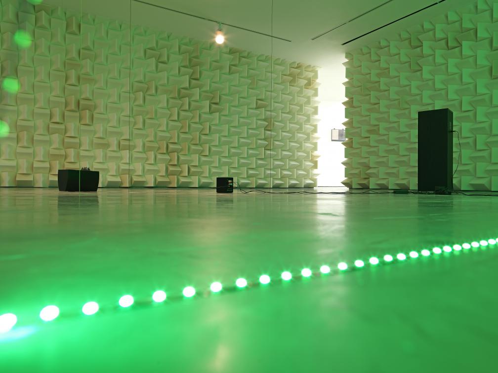 © Haroon Mirza; Courtesy Lisson Gallery. Photography by Ken Adlard. DIstance intime. Chefs-d'oeuvre de la collection Ishikawa