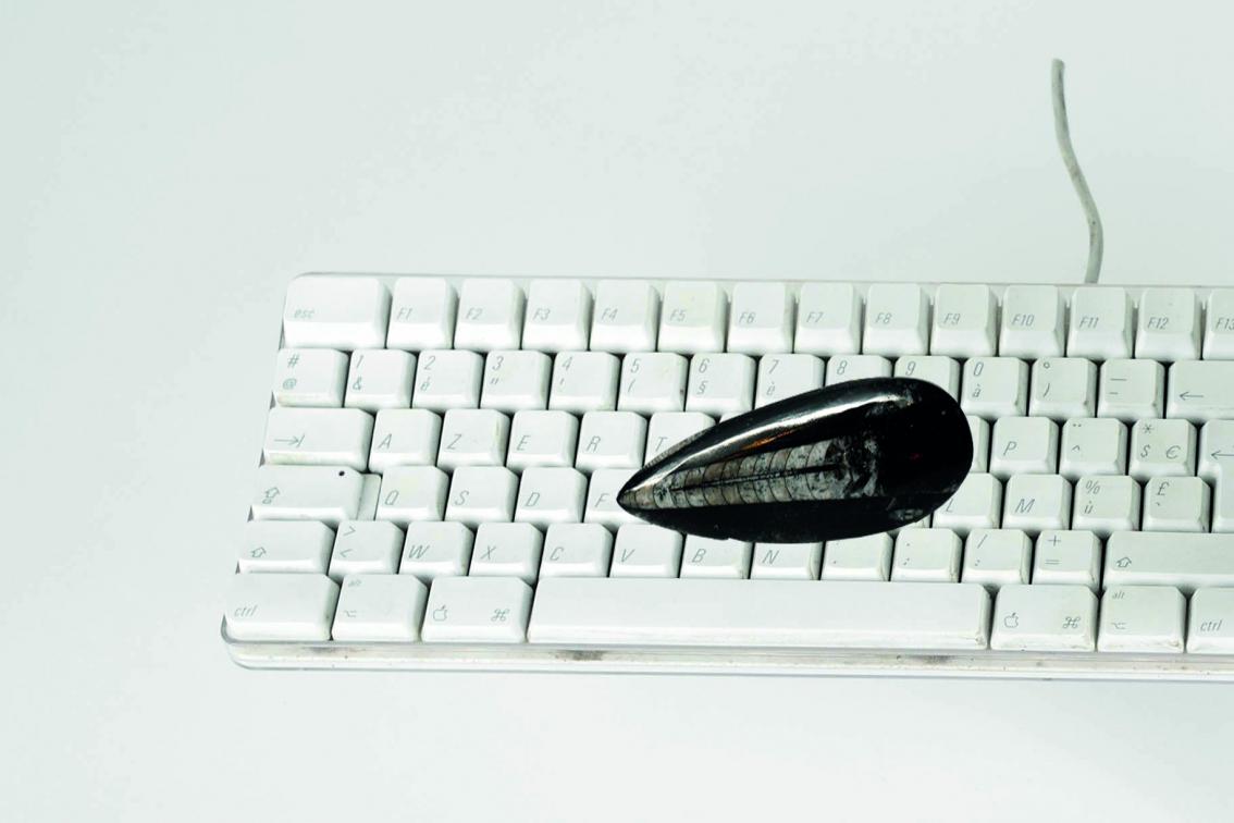 Benoit Maire, l'écriture, orthocène sur clavier d'ordinateur, 2018 Benoit Maire, l'écriture, orthocène sur clavier d'ordinateur, 2018