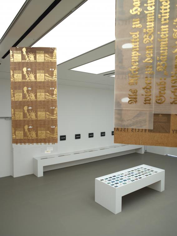©Marc Domage|Premier plan : Danh Vo, Massive Black Hole in the Dark Heart of Milky way, 2012, dimensions variables|Deuxième plan: On Kawara, I Got Up, 1978, Ink and stamps on postcards|Troisième plan: On Kawara, Date paintings, 1994, Acrylic on canvas, 25.5 x 33.0 cm ©Marc Domage|Premier plan : Danh Vo, Massive Black Hole in the Dark Heart of Milky way, 2012, dimensions variables|Deuxième plan: On Kawara, I Got Up, 1978, Ink and stamps on postcards|Troisième plan: On Kawara, Date paintings, 1994, Acrylic on canvas, 25.5 x 33.0 cm