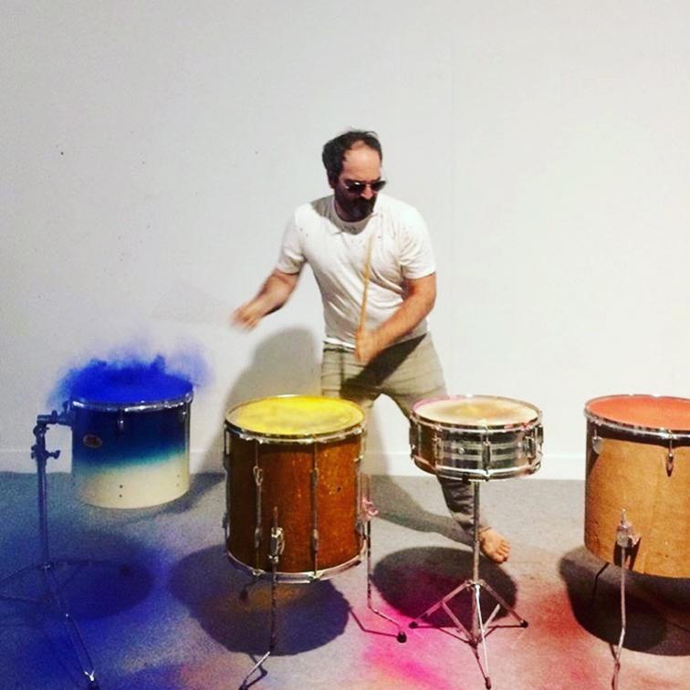 Nicolas fanouillat, On efface tout on recommence, 7 toms basses et 5 caisses claires, 12 pigments, 1 bande-son. Galerie municipale Jean-Collet, Vitry-sur-Seine En collaboration avec le MACVAL à la Galerie municipale Jean-Collet , © Thibault Capéran Nicolas Fanouillat, On efface tout on recommence, 7 toms basses et 5 caisses claires, 12 pigments, 1 bande-son. Galerie municipale Jean-Collet, Vitry-sur-Seine En collaboration avec le MACVAL à la Galerie municipale Jean-Collet, © Thibault Capéran