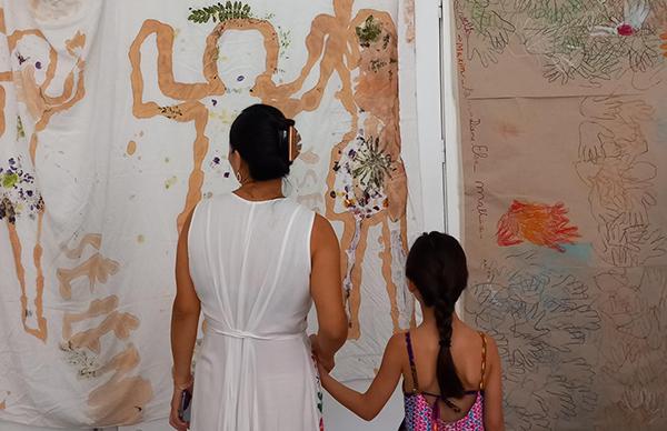 Une mère et sa fille devant une fresque