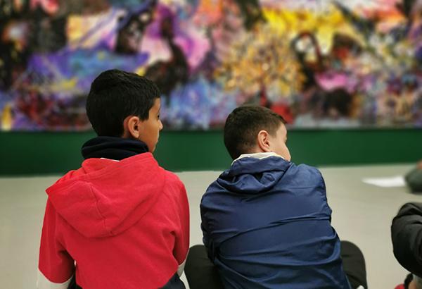 Deux enfants assis devant un tableau