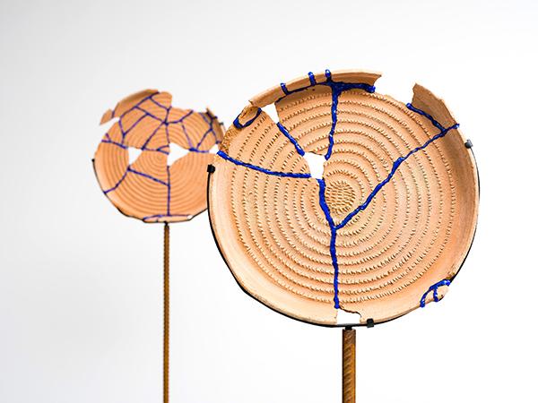 Kader Attia, Sans Titre, 2023 Sculpture. Plats en terracotta, résine, socle métal, piédestal en bois. Courtoisie de l’Artiste et Mor Charpentier.