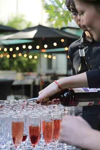 Serveuse remplissant des verres