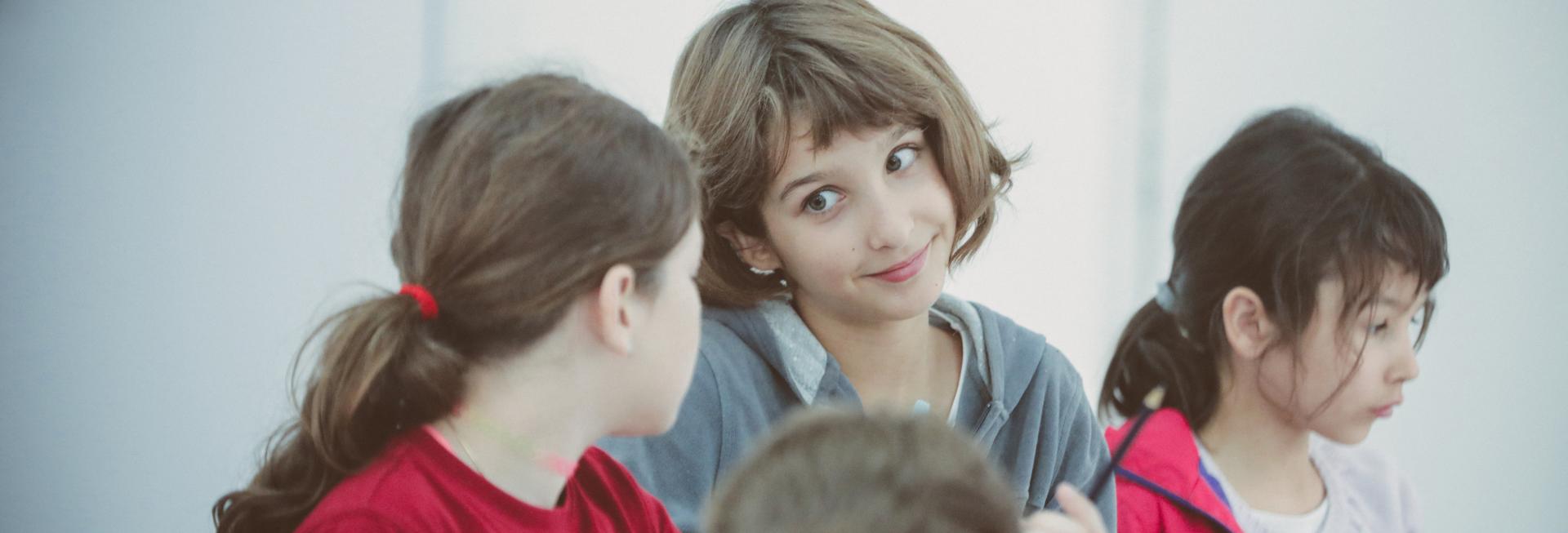 Des enfants réalisent un atelier de pratique artistique