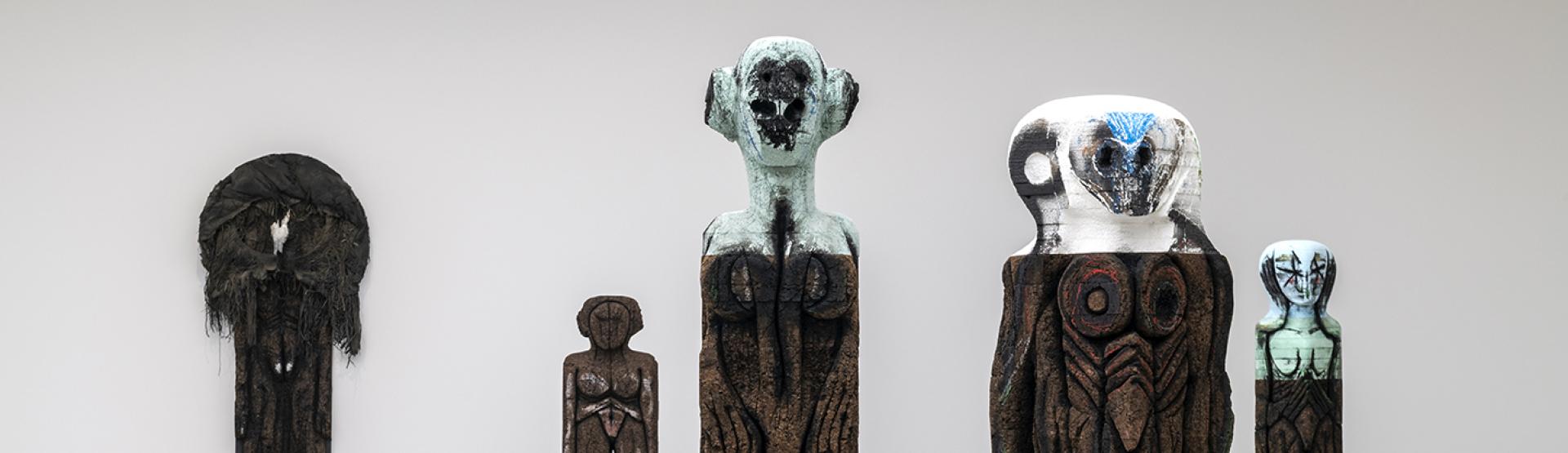 Vue d’exposition, « Huma Bhabha. Une mouche est apparue, et disparut », MO.CO., Montpellier, 2023. © Huma Bhabha. Courtesy de l’artiste, Xavier Hufkens, Bruxelles ; David Kordansky Gallery ; David Zwirner. Photo : Marc Domage