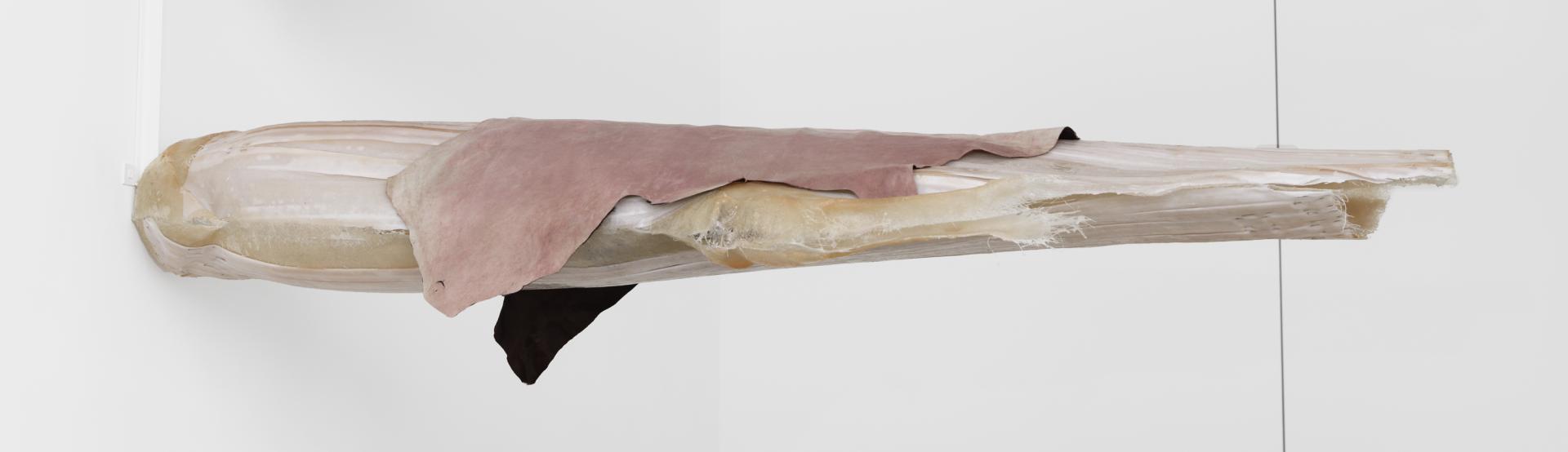 June CRESPO, 'VSCHC (9)', 2023.168 × 54 × 202 cm. Courtesy de l’artiste et  P420, Bologna. Photo : Aurélien Mole 
