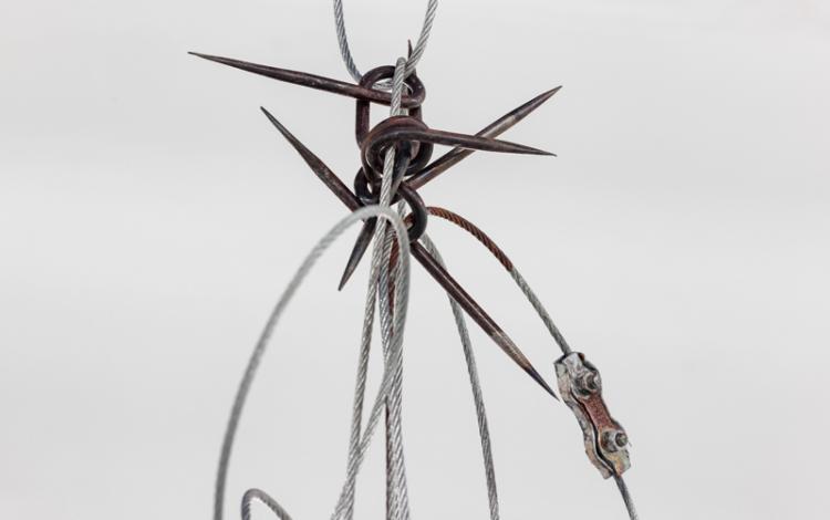 Aurélien Potier, "Guilt", sculpture suspendue, câbles, serres-câbles, acier, cristaux de sel, Exposition collective « My edges are sharpening », galerie Gianni Manhattan, Vienne, 2023  Photo : kunst-dokumentation.com, Manuel Carreon Lopez